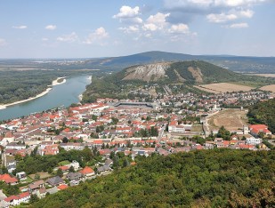 1280px-Hainburg_an_der_Donau_(1)